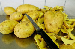 Картофель очистить