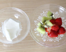 Смешайте натуральный йогурт со свежими ягодами