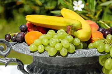 регулярно есть фрукты и овощи, специи и травы