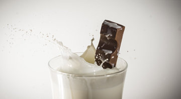 молоко является необходимым компонентом молочного шоколада
