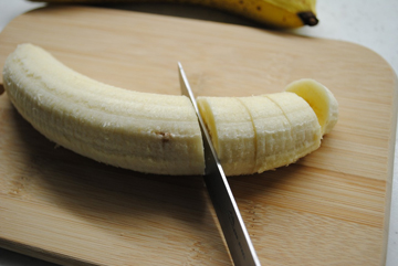 очистить несколько спелых бананов и нарезать их кружочками
