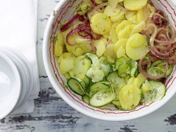 Картофельный салат с огурцом и укропом