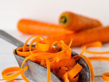 очистить морковь и срезать вдоль тонкие полоски моркови
