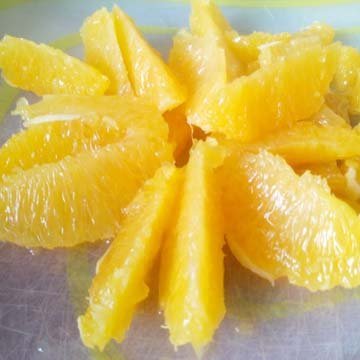Срезать кожуру апельсина и филировать