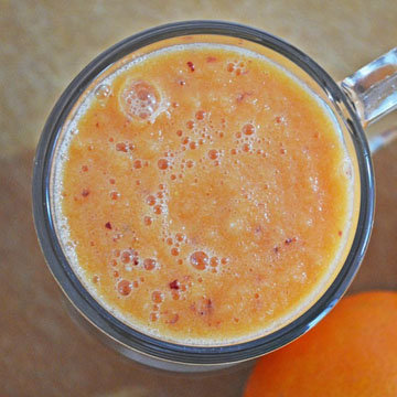 стакан морковного молочного коктейля
