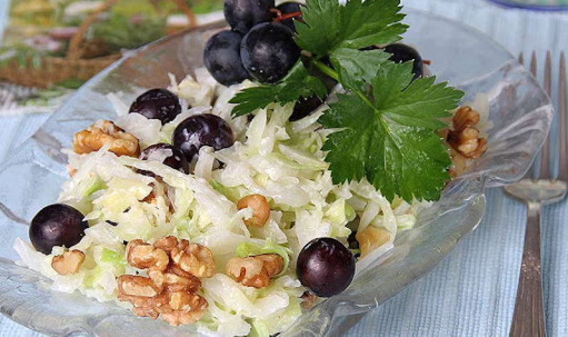 Салат из белокочанной капусты с виноградом