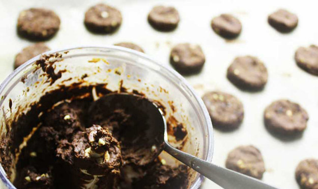 Как приготовить печенье с шоколадной крошкой из черной фасоли