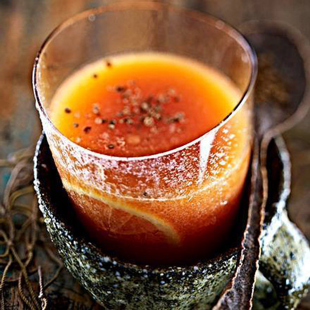 Экзотический напиток: напиток из папайи и лимона с белым чаем и жареным кориандром