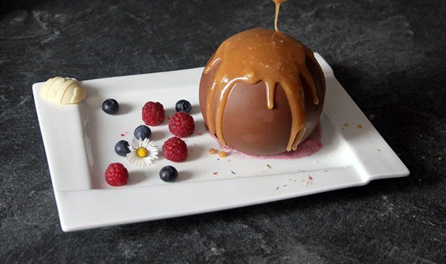 Шоколадный шарик на десерт