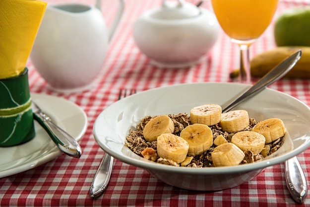йогурт и бананы на завтрак