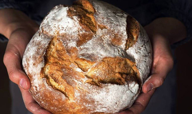 из сухих остатков хлеба выпекается настоящий пекарский хлеб