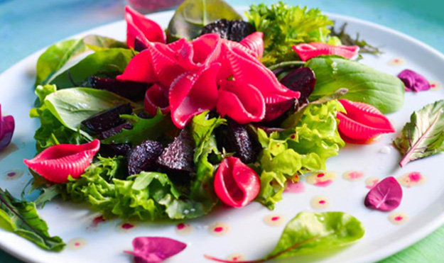 Красочный летний салат из макарон