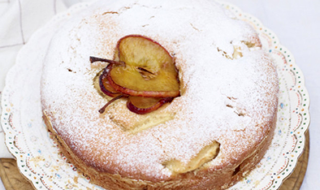 яблочный пирог с большим количеством свежих яблок